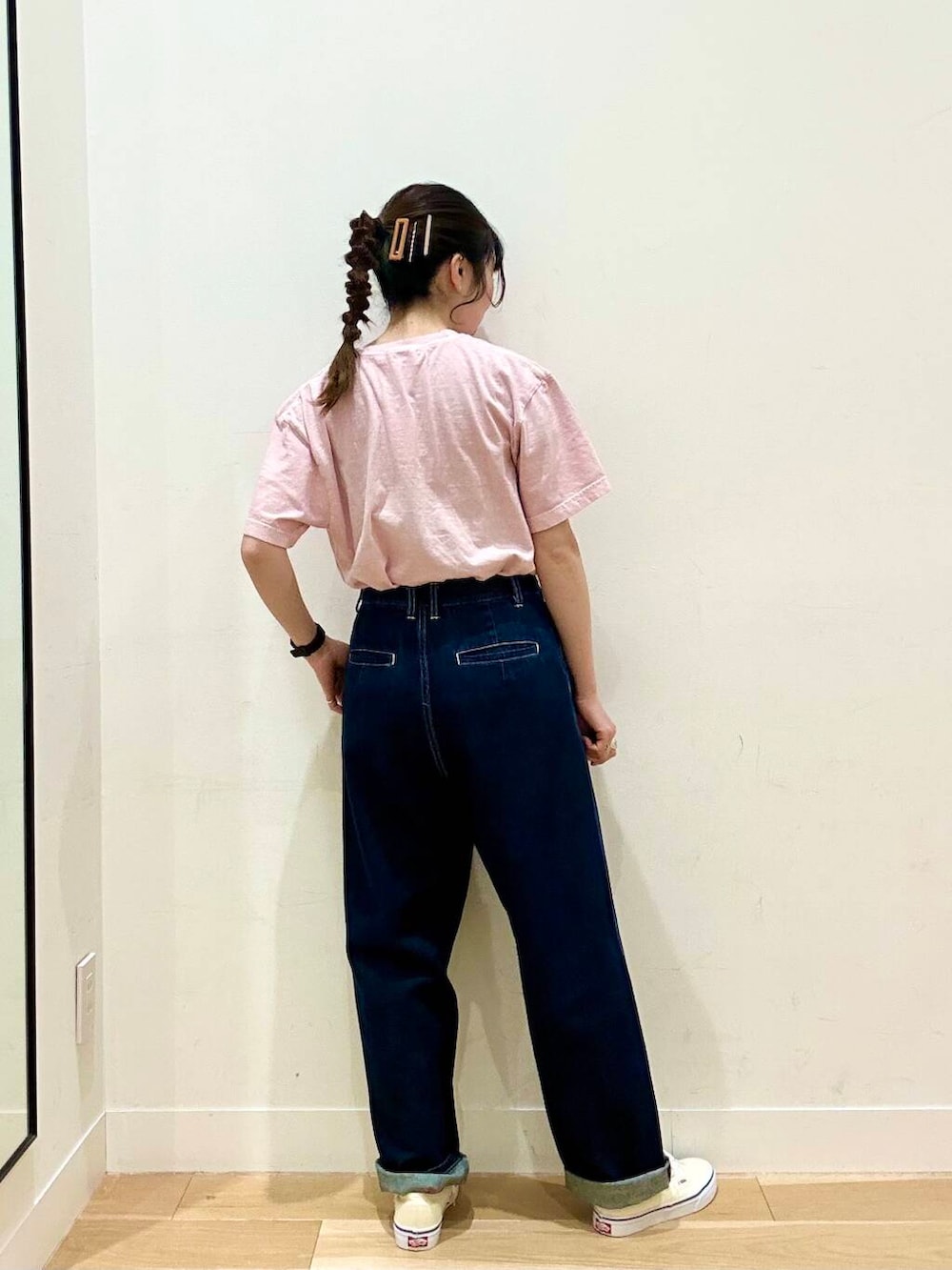 ホワイト系のハンドバッグ、ブルー系のデニムパンツ、ピンク系のTシャツ/カットソーを着用したレディースの春コーディネートの5枚目の写真