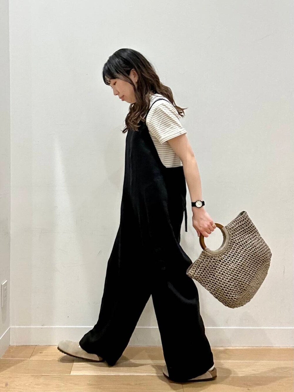 「カジュアルコーデ、サロペット、リネン、newarrival、アクティブコーデ、休日スタイル、doors、30代、リラックスコーデ、旅行コーデ、骨格ウェーブ、初夏のお出掛けコーデ、テーマパークコーデ、外遊びコーデ」｜「RODE SKOのウッドハンドルペーパーバッグ（トートバッグ、グレー系）」を使った、kco_doorsさん（レディース・158cm）の春コーディネートの2枚目の写真