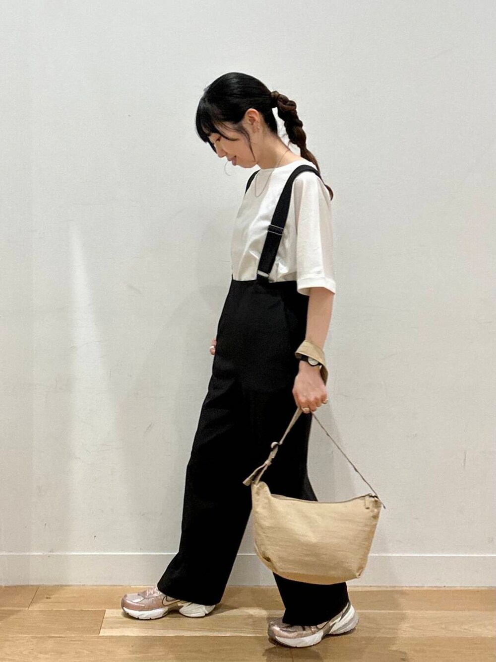 ベージュ系のスニーカー、ベージュ系のショルダーバッグ、ホワイト系のTシャツ/カットソーを着用したレディースの夏コーディネートの4枚目の写真