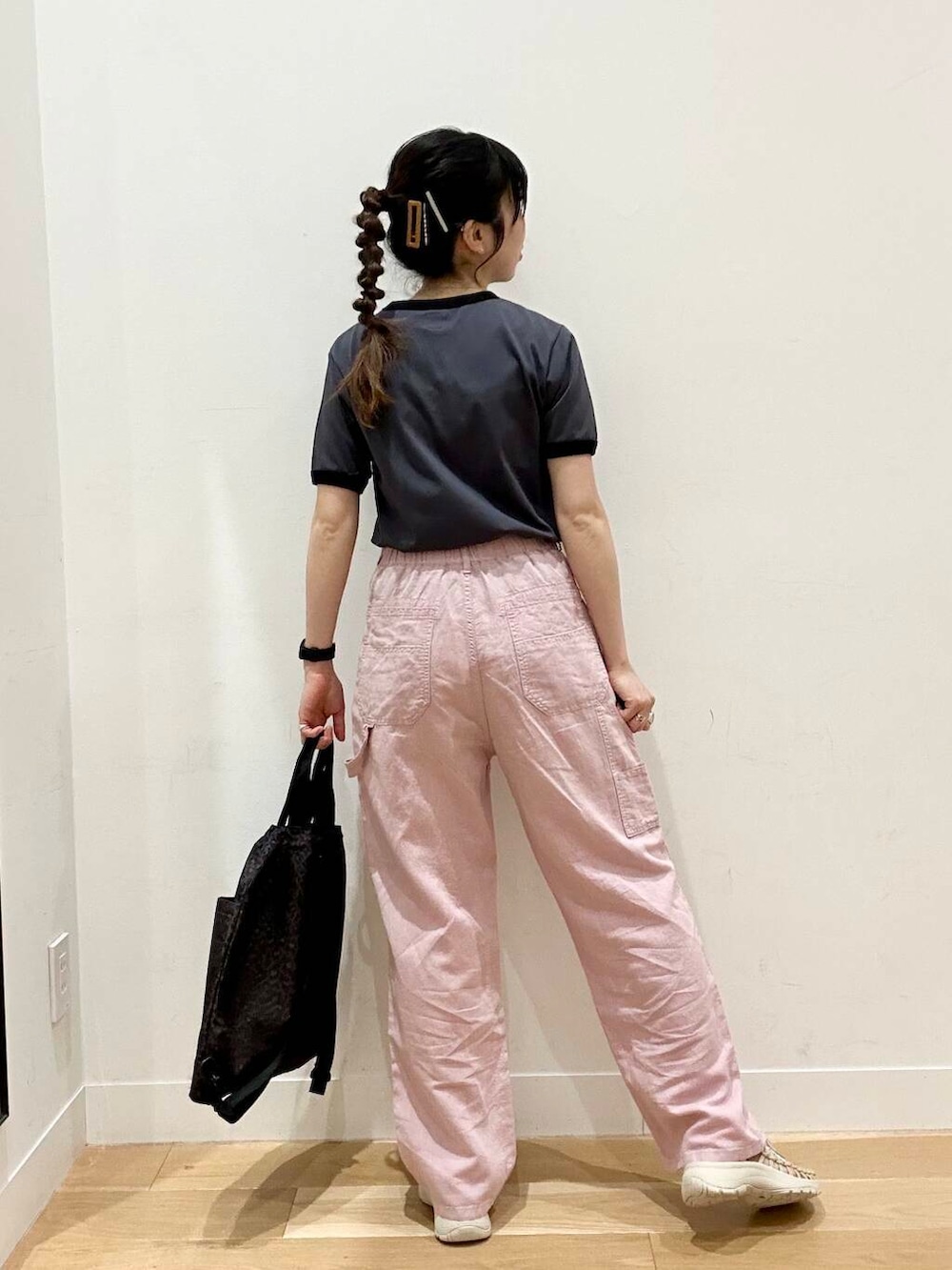 「カジュアルコーデ、newarrival、休日スタイル、doors、30代、サンダルコーデ、カジュアルスタイル、アクティブスタイル、骨格ウェーブ、tシャツスタイル、ここでしか手に入らない別注アイテム、テーマパークコーデ、外遊びコーデ」｜「Drifterの『別注』DRIFTER×DOORS　ナップサック（バックパック/リュック、その他）」を使った、kco_doorsさん（レディース・158cm）の春コーディネートの2枚目の写真