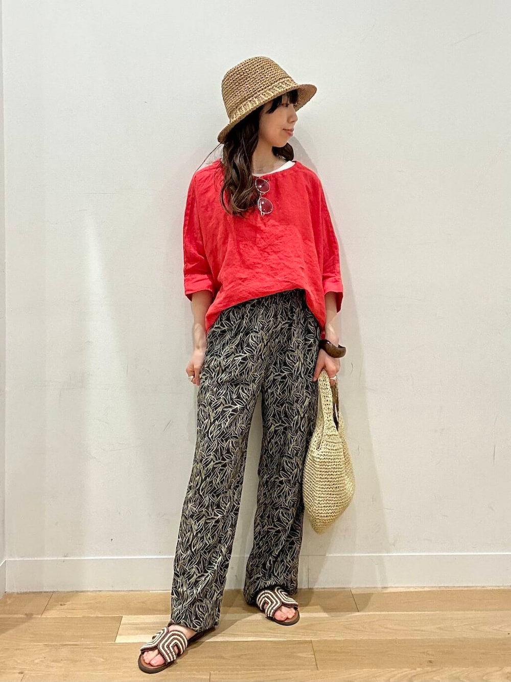 「大人カジュアル、2way、イージーパンツ、リネン、newarrival、柄パンツ、休日スタイル、doors、30代、サンダルコーデ、リラックスコーデ、ブラウスコーデ、旅行コーデ、ハットコーデ、骨格ウェーブ」｜「RODE SKOのコマ編みペーパートートバッグ（トートバッグ、ベージュ系）」を使った、kco_doorsさん（レディース・158cm）の春コーディネートの4枚目の写真