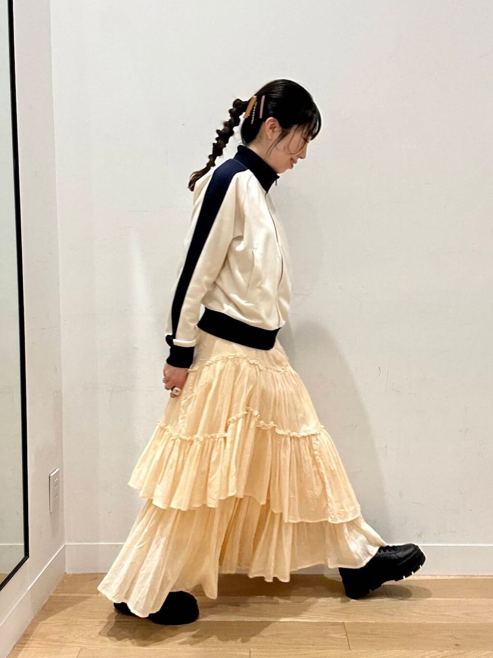 ピンク系のスカート、ホワイト系のその他アウターを着用したレディースの春コーディネートの2枚目の写真