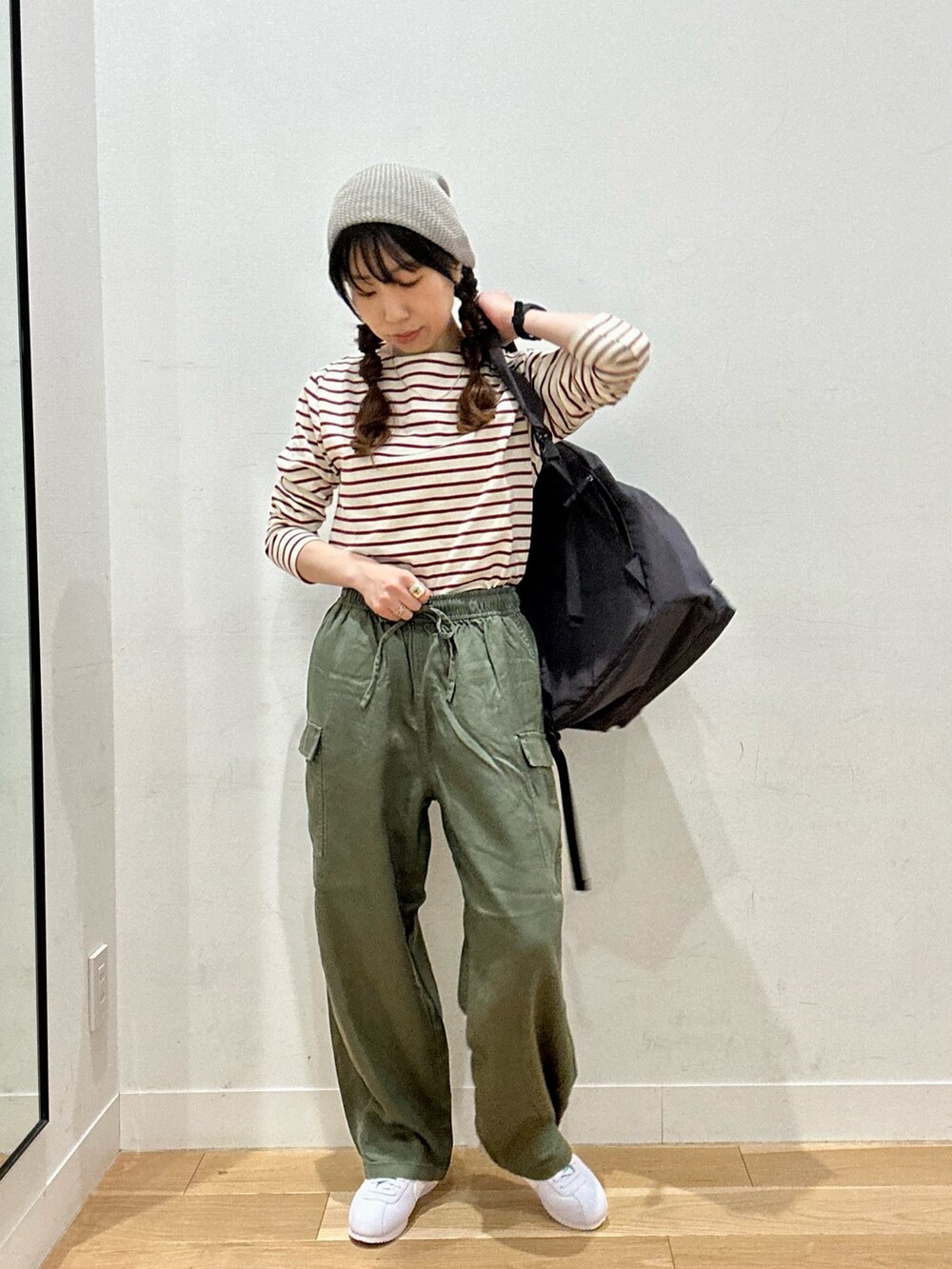 グリーン系のその他パンツ、レッド系のTシャツ/カットソー、グレー系のニットキャップ/ビーニーを着用したレディースの夏コーディネートの3枚目の写真