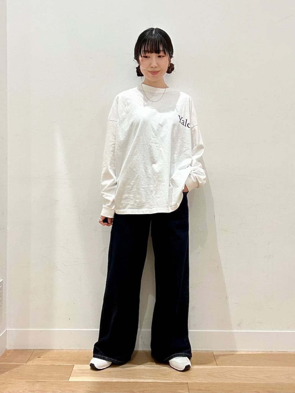 「スニーカーコーデ、春アウター、newarrival、デニムコーデ、アクティブコーデ、doors、30代、カジュアルスタイル、ボーイッシュ、ロンtコーデ、骨格ウェーブ、リュックコーデ、スタッフのこれ買いました、ウェーブ×低身長、ウェーブ×カジュアル」｜「EKALの『吸水速乾/イージーケア』coolmax chino ショートカバーオールジャケット（カバーオール、ベージュ系）」を使った、kco_doorsさん（レディース・158cm）の冬コーディネートの3枚目の写真