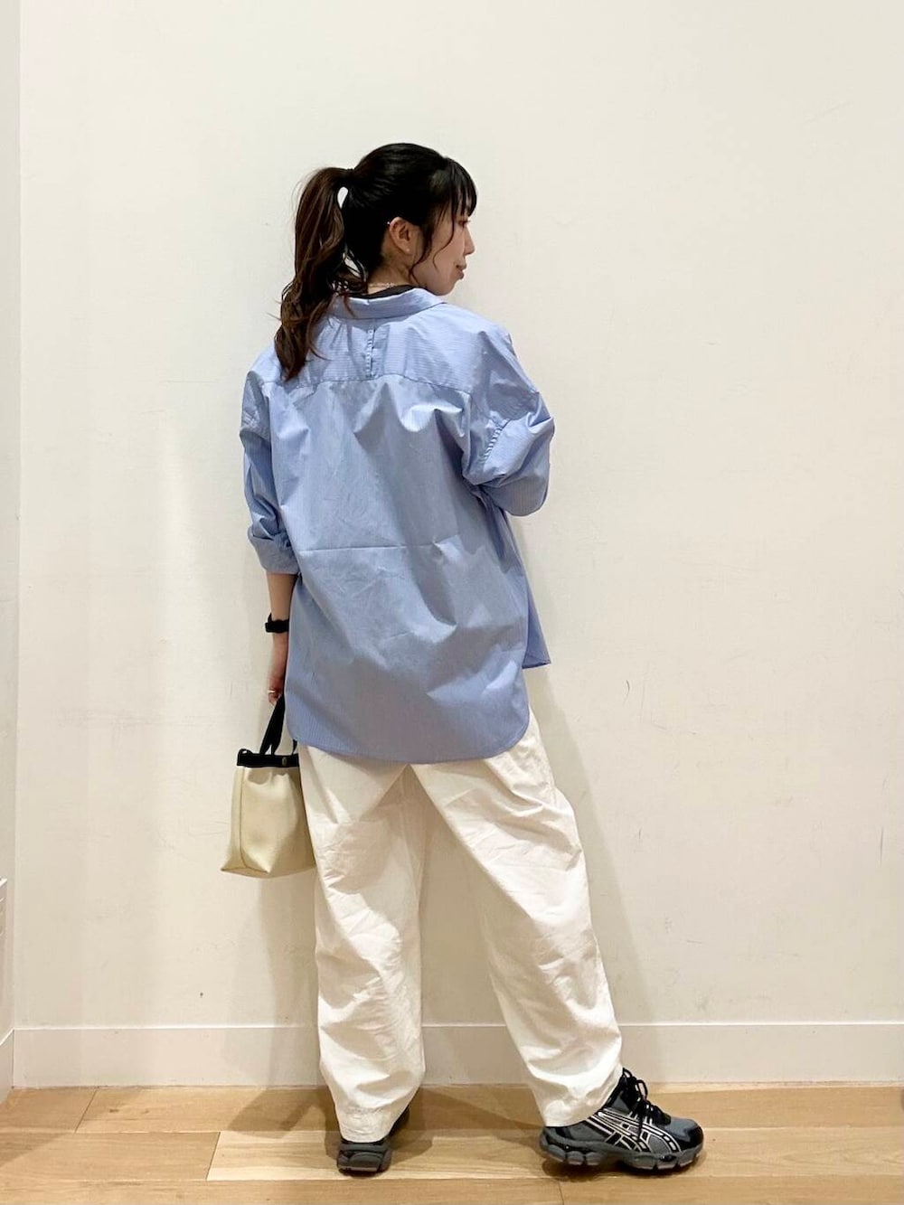 「イージーパンツ、カジュアルコーデ、スニーカーコーデ、newarrival、アクティブコーデ、休日スタイル、doors、30代、カジュアルスタイル、アクティブスタイル、旅行コーデ、骨格ウェーブ、ここでしか手に入らない別注アイテム、即戦力シャツコーデ、テーマパークコーデ」｜「ASICSのASICS　GEL-NYC 2055（スニーカー、ブラック系）」を使った、kco_doorsさん（レディース・158cm）の春コーディネートの3枚目の写真