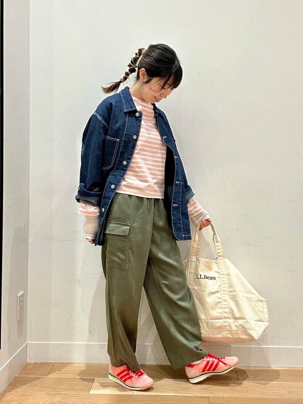 「カジュアルコーデ、カーゴパンツ、スニーカーコーデ、春アウター、newarrival、デニムコーデ、アクティブコーデ、doors、デニムジャケット、30代、カジュアルスタイル、ボーダートップス、アクティブスタイル、骨格ウェーブ、ウェーブ×低身長」|「URBAN RESEARCH DOORSのチュールロングTシャツ(Tシャツ/カットソー、ホワイト系)」を使った、kco_doorsさん(レディース・158cm)の冬コーディネートの2枚目の写真