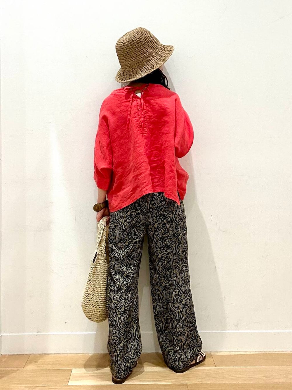「大人カジュアル、2way、イージーパンツ、リネン、newarrival、柄パンツ、休日スタイル、doors、30代、サンダルコーデ、リラックスコーデ、ブラウスコーデ、旅行コーデ、ハットコーデ、骨格ウェーブ」｜「RODE SKOのコマ編みペーパートートバッグ（トートバッグ、ベージュ系）」を使った、kco_doorsさん（レディース・158cm）の春コーディネートの2枚目の写真
