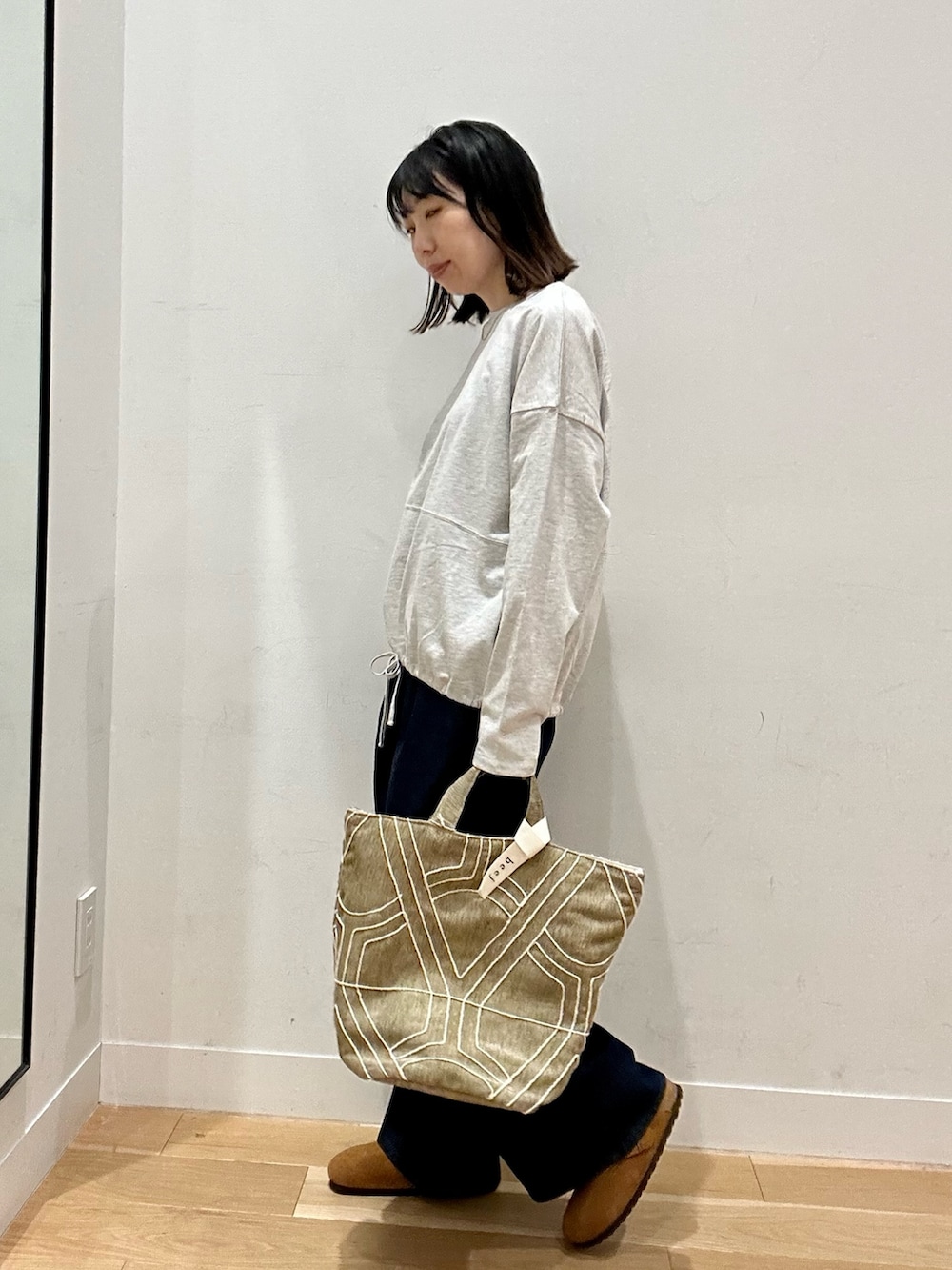 ベージュ系のTシャツ/カットソー、ブルー系のデニムパンツ、ブラウン系のその他シューズを着用したレディースの秋コーディネートの5枚目の写真