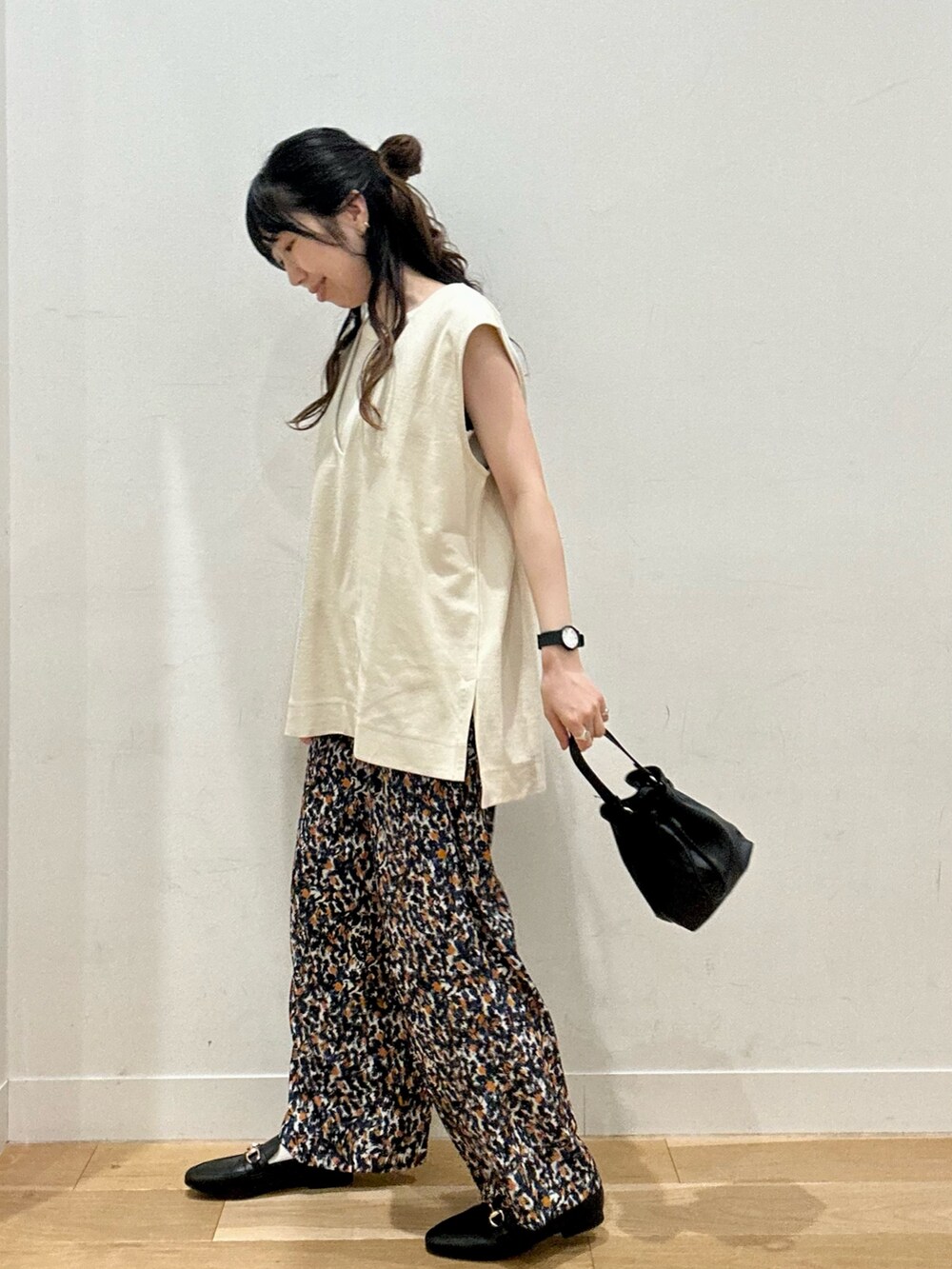 ホワイト系のTシャツ/カットソー、ホワイト系のベスト、ブラック系のパンプスを着用したレディースの夏コーディネートの5枚目の写真