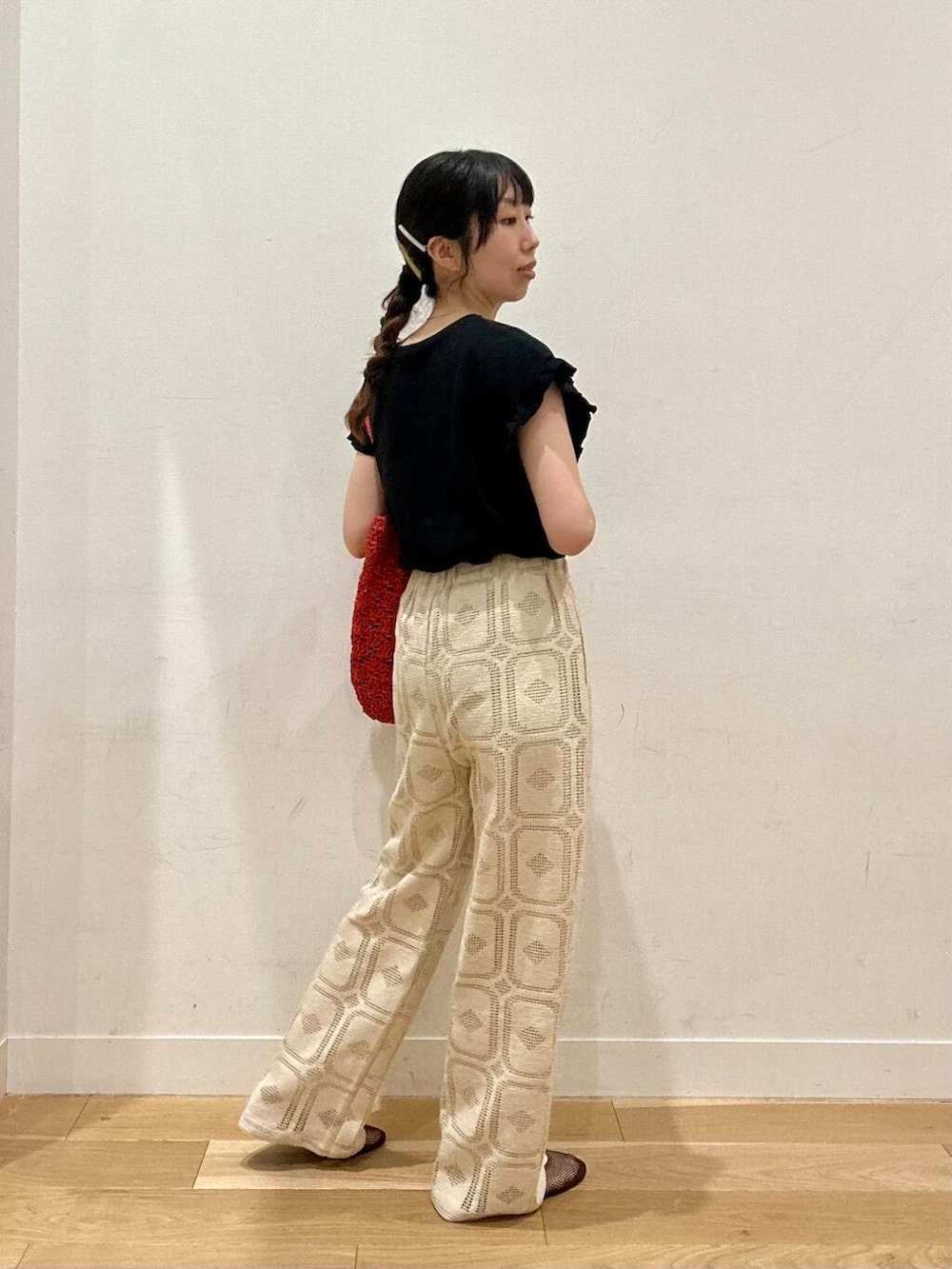 「イージーパンツ、休日スタイル、doors、30代、レースパンツ、リラックスコーデ、メッシュシューズ、骨格ウェーブ、フリルスリーブ、暑い、きれいめ、ここでしか手に入らない別注アイテム、夏の涼しげパンツコーデ」｜「RODE SKOのペーパーショルダートートバッグ（トートバッグ、オレンジ系）」を使った、kco_doorsさん（レディース・158cm）の夏コーディネートの2枚目の写真