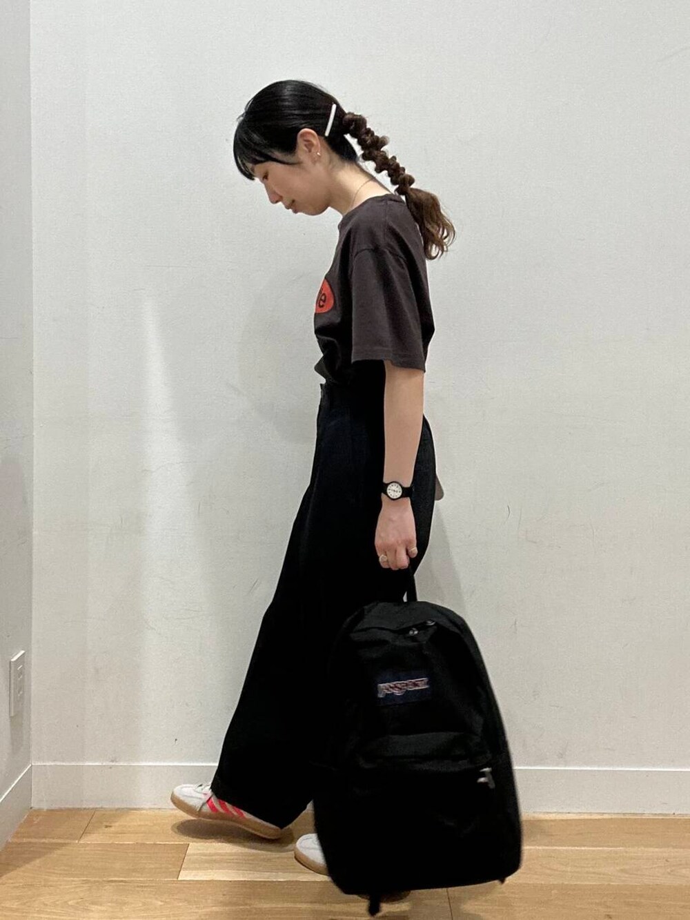 ブラック系のその他パンツ、ベージュ系のスニーカーを着用したレディースの夏コーディネートの2枚目の写真