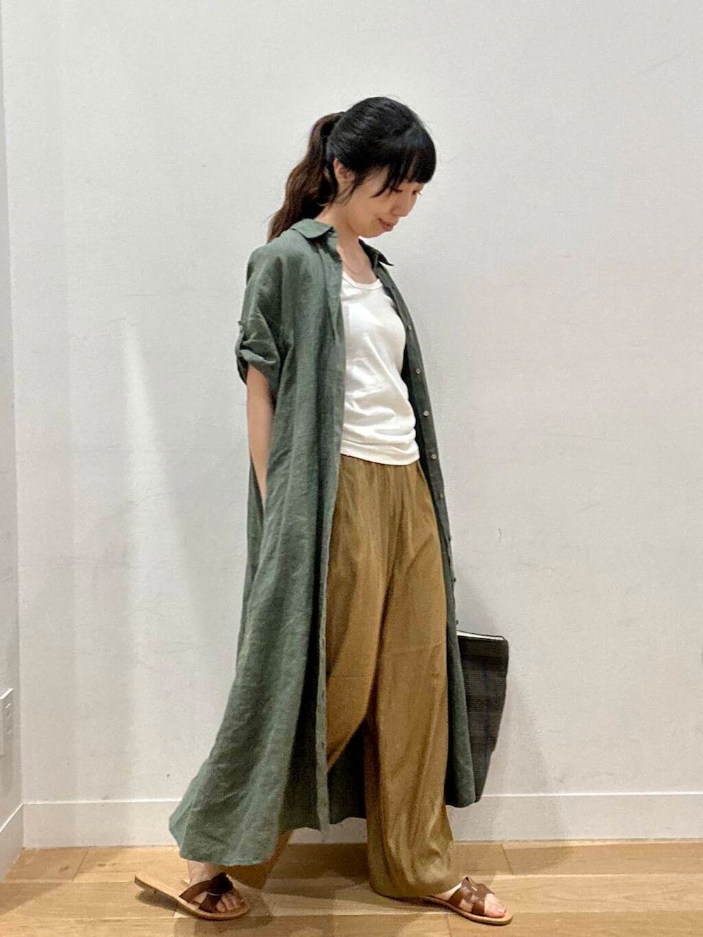 「イージーパンツ、シャツワンピース、リネン、休日スタイル、doors、30代、サンダルコーデ、リラックスコーデ、ワンピーススタイル、旅行コーデ、骨格ウェーブ、暑い、帰省コーデ、洒落見えイージーパンツ×サンダル、私が選ぶセールアイテム25ss」｜「URBAN RESEARCH DOORSのリップルベーシックタンクトップ（タンクトップ、ホワイト系）」を使った、kco_doorsさん（レディース・158cm）の夏コーディネートの3枚目の写真