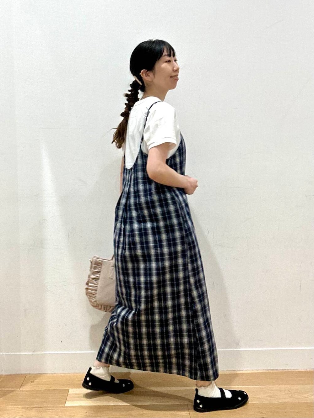 ブラック系のスニーカー、ホワイト系のTシャツ/カットソー、ホワイト系のトートバッグを着用したレディースの夏コーディネートの3枚目の写真