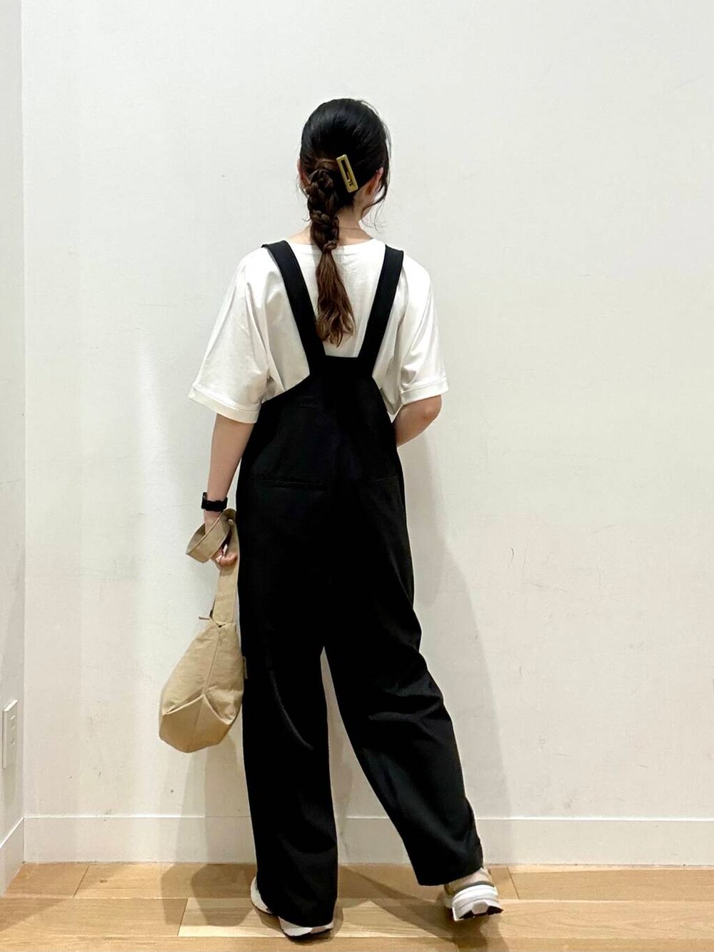 ベージュ系のスニーカー、ベージュ系のショルダーバッグ、ホワイト系のTシャツ/カットソーを着用したレディースの夏コーディネートの3枚目の写真