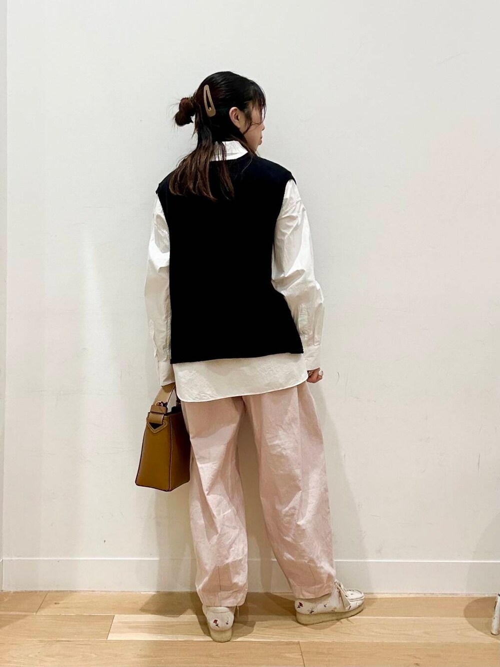 ピンク系のその他パンツ、ブラック系のベスト、ホワイト系のシャツ/ブラウスを着用したレディースの春コーディネートの2枚目の写真