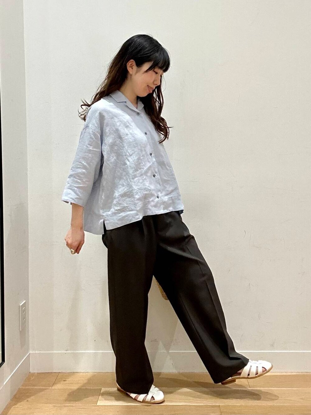 「シャツスタイル、イージーパンツ、リネン、休日スタイル、doors、30代、サンダルコーデ、リラックスコーデ、骨格ウェーブ、着回し力抜群シャツ」｜「URBAN RESEARCH DOORSのグルカサンダル（サンダル、ホワイト系）」を使った、kco_doorsさん（レディース・158cm）の夏コーディネートの2枚目の写真