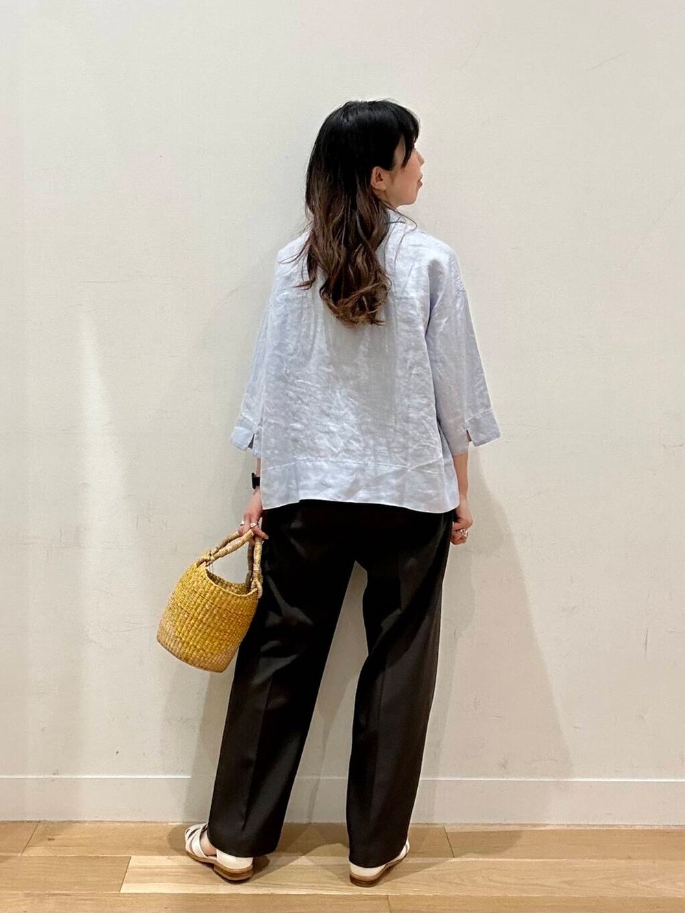 「シャツスタイル、イージーパンツ、リネン、休日スタイル、doors、30代、サンダルコーデ、リラックスコーデ、骨格ウェーブ、着回し力抜群シャツ」｜「URBAN RESEARCH DOORSのグルカサンダル（サンダル、ホワイト系）」を使った、kco_doorsさん（レディース・158cm）の夏コーディネートの3枚目の写真