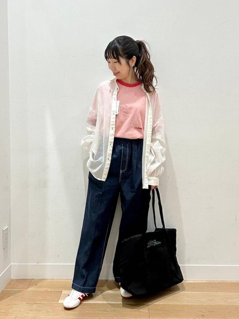 ブルー系のデニムパンツ、ホワイト系のシャツ/ブラウスを着用したレディースの春コーディネートの2枚目の写真