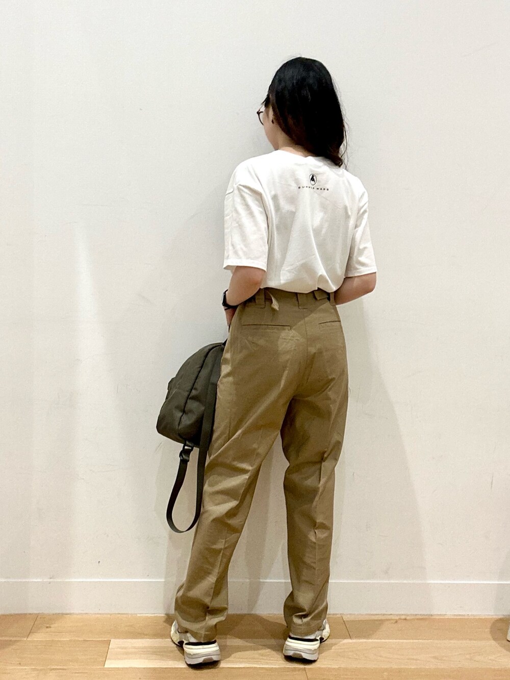 ベージュ系のその他パンツ、シルバー系のスニーカー、グリーン系のバックパック/リュックを着用したレディースの夏コーディネートの4枚目の写真