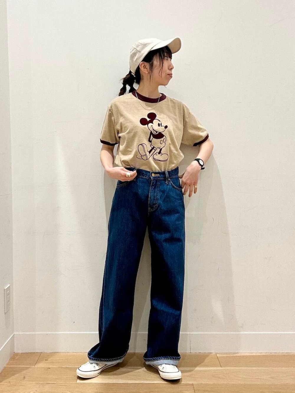 ホワイト系のスニーカー、ホワイト系のマウンテンパーカー、レッド系のTシャツ/カットソーを着用したレディースの春コーディネートの3枚目の写真