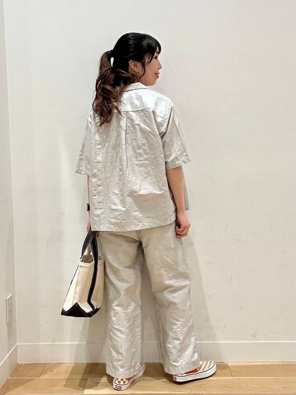 ホワイト系のシャツ/ブラウス、ホワイト系のその他パンツを着用したレディースの夏コーディネートの3枚目の写真