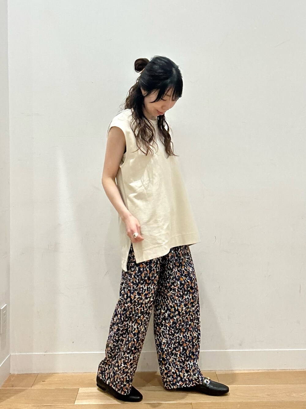 ホワイト系のTシャツ/カットソー、ホワイト系のベスト、ブラック系のパンプスを着用したレディースの夏コーディネートの3枚目の写真