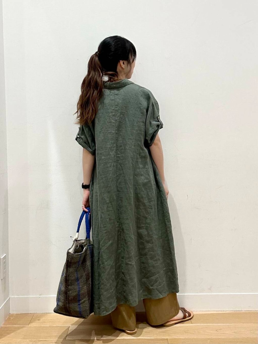 「イージーパンツ、シャツワンピース、リネン、休日スタイル、doors、30代、サンダルコーデ、リラックスコーデ、ワンピーススタイル、旅行コーデ、骨格ウェーブ、暑い、帰省コーデ、洒落見えイージーパンツ×サンダル、私が選ぶセールアイテム25ss」｜「URBAN RESEARCH DOORSのリップルベーシックタンクトップ（タンクトップ、ホワイト系）」を使った、kco_doorsさん（レディース・158cm）の夏コーディネートの4枚目の写真