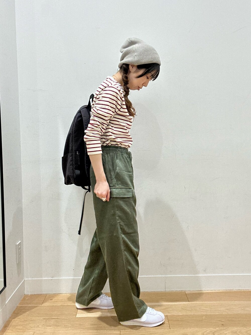 グリーン系のその他パンツ、レッド系のTシャツ/カットソー、グレー系のニットキャップ/ビーニーを着用したレディースの夏コーディネートの4枚目の写真