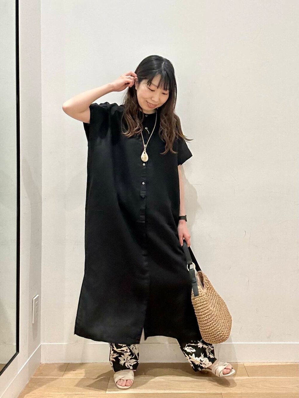 イエロー系のトートバッグ、ブラック系のその他パンツ、ベージュ系のサンダルを着用したレディースの春コーディネートの2枚目の写真