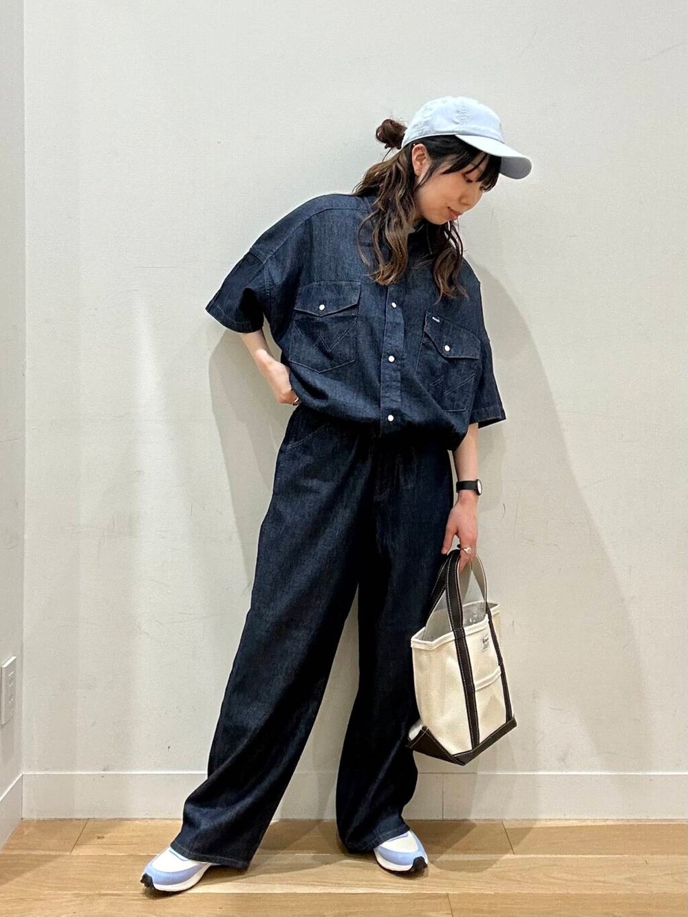 ブルー系のシャツ/ブラウス、ブルー系のデニムパンツ、ブルー系のキャップを着用したレディースの春コーディネートの5枚目の写真