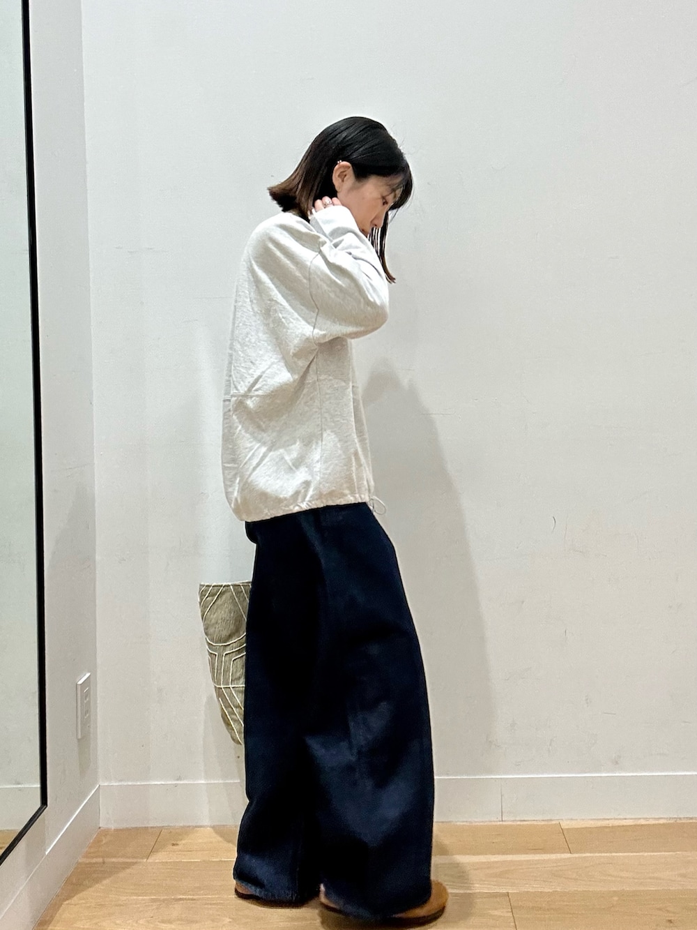 ベージュ系のTシャツ/カットソー、ブルー系のデニムパンツ、ブラウン系のその他シューズを着用したレディースの秋コーディネートの3枚目の写真