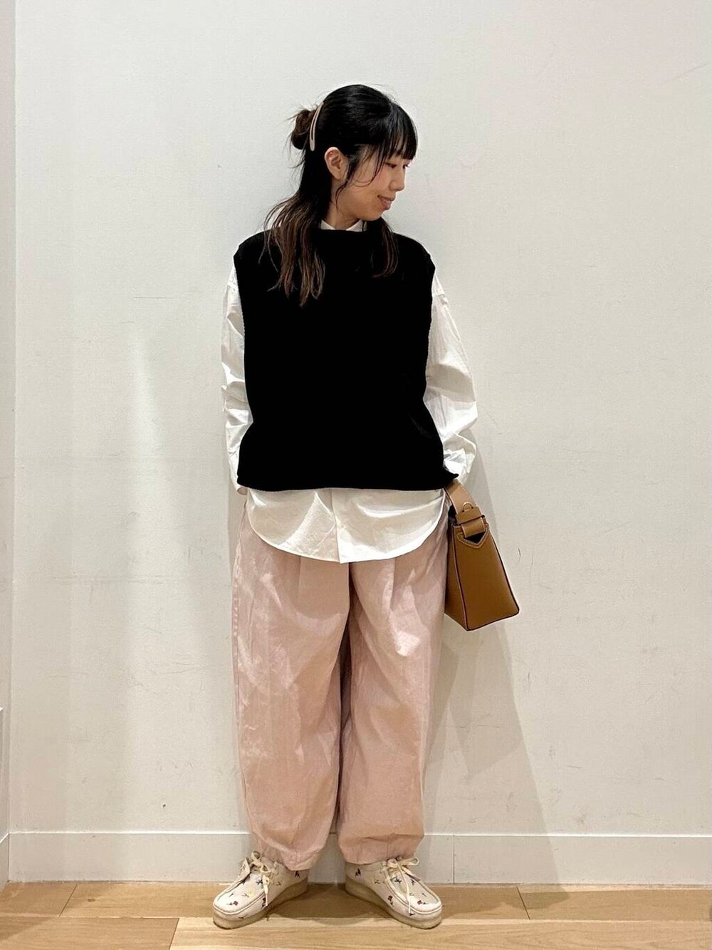 ピンク系のその他パンツ、ブラック系のベスト、ホワイト系のシャツ/ブラウスを着用したレディースの春コーディネートの3枚目の写真