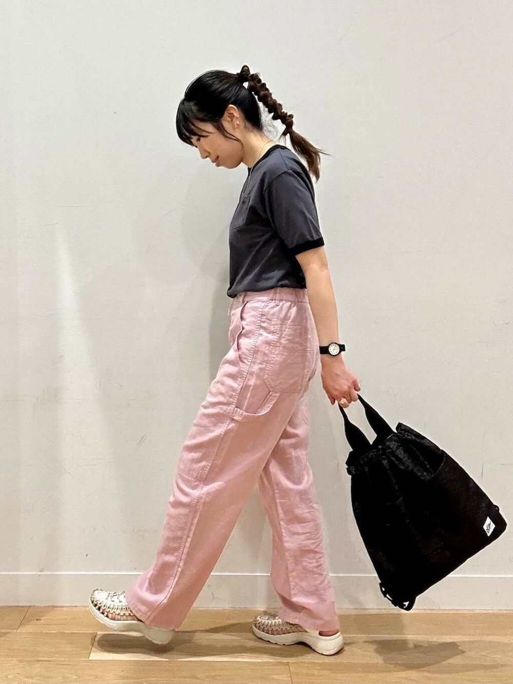 「カジュアルコーデ、newarrival、休日スタイル、doors、30代、サンダルコーデ、カジュアルスタイル、アクティブスタイル、骨格ウェーブ、tシャツスタイル、ここでしか手に入らない別注アイテム、テーマパークコーデ、外遊びコーデ」｜「Drifterの『別注』DRIFTER×DOORS　ナップサック（バックパック/リュック、その他）」を使った、kco_doorsさん（レディース・158cm）の春コーディネートの3枚目の写真