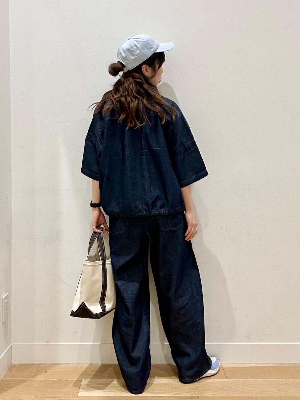 ブルー系のシャツ/ブラウス、ブルー系のデニムパンツ、ブルー系のキャップを着用したレディースの春コーディネートの3枚目の写真