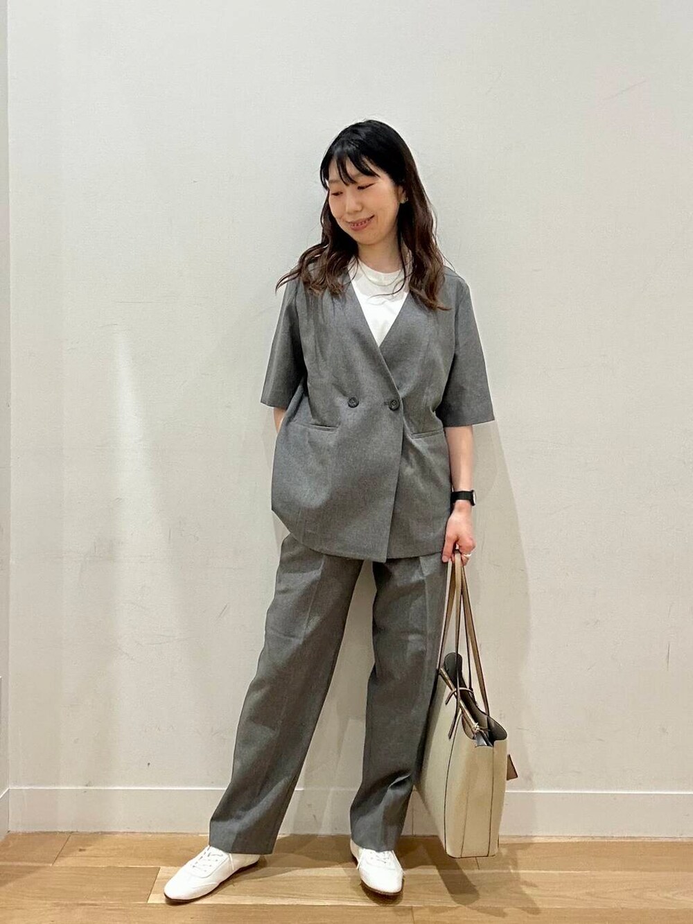 ホワイト系のトートバッグ、グレー系のその他パンツ、グレー系のその他アウターを着用したレディースの春コーディネートの4枚目の写真