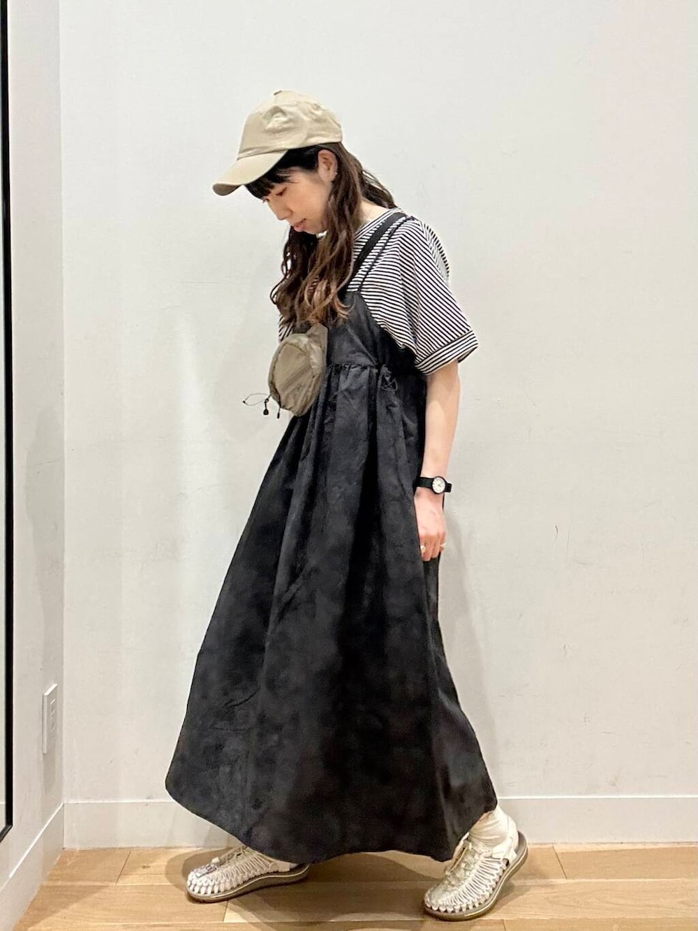 ホワイト系のTシャツ/カットソー、ブラック系のワンピース、ベージュ系のショルダーバッグを着用したレディースの夏コーディネートの2枚目の写真