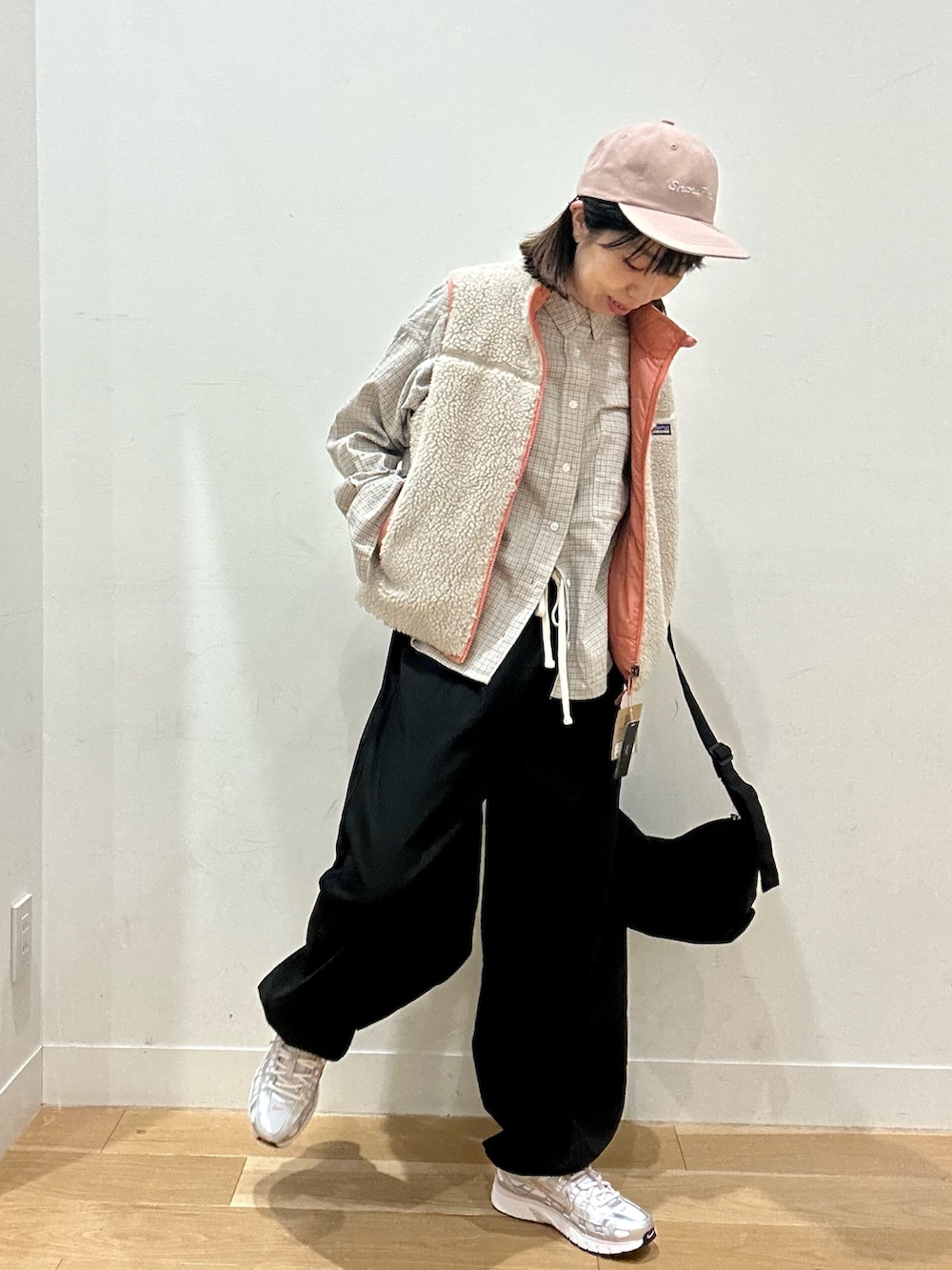 ホワイト系のシャツ/ブラウス、ピンク系のベスト、ピンク系のスニーカーを着用したレディースの秋コーディネートの2枚目の写真