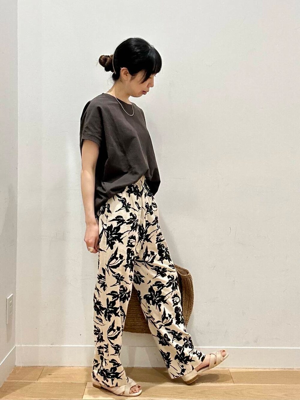 ベージュ系のトートバッグ、ベージュ系のその他パンツ、ベージュ系のサンダルを着用したレディースの夏コーディネートの3枚目の写真