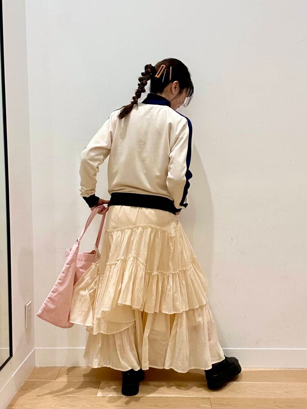 ピンク系のスカート、ホワイト系のその他アウターを着用したレディースの春コーディネートの3枚目の写真