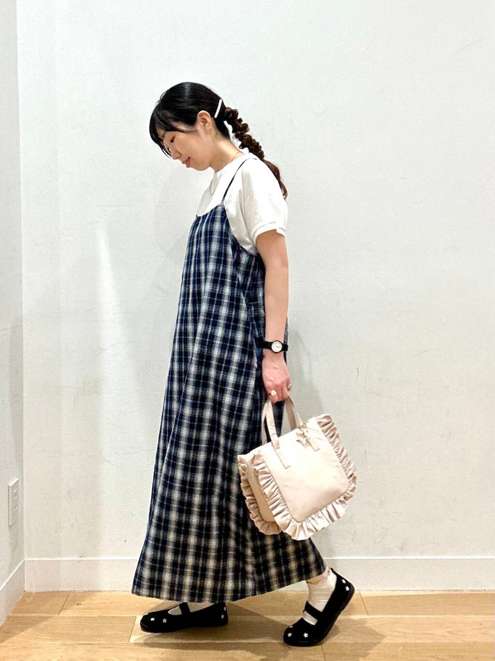 ブラック系のスニーカー、ホワイト系のTシャツ/カットソー、ホワイト系のトートバッグを着用したレディースの夏コーディネートの5枚目の写真