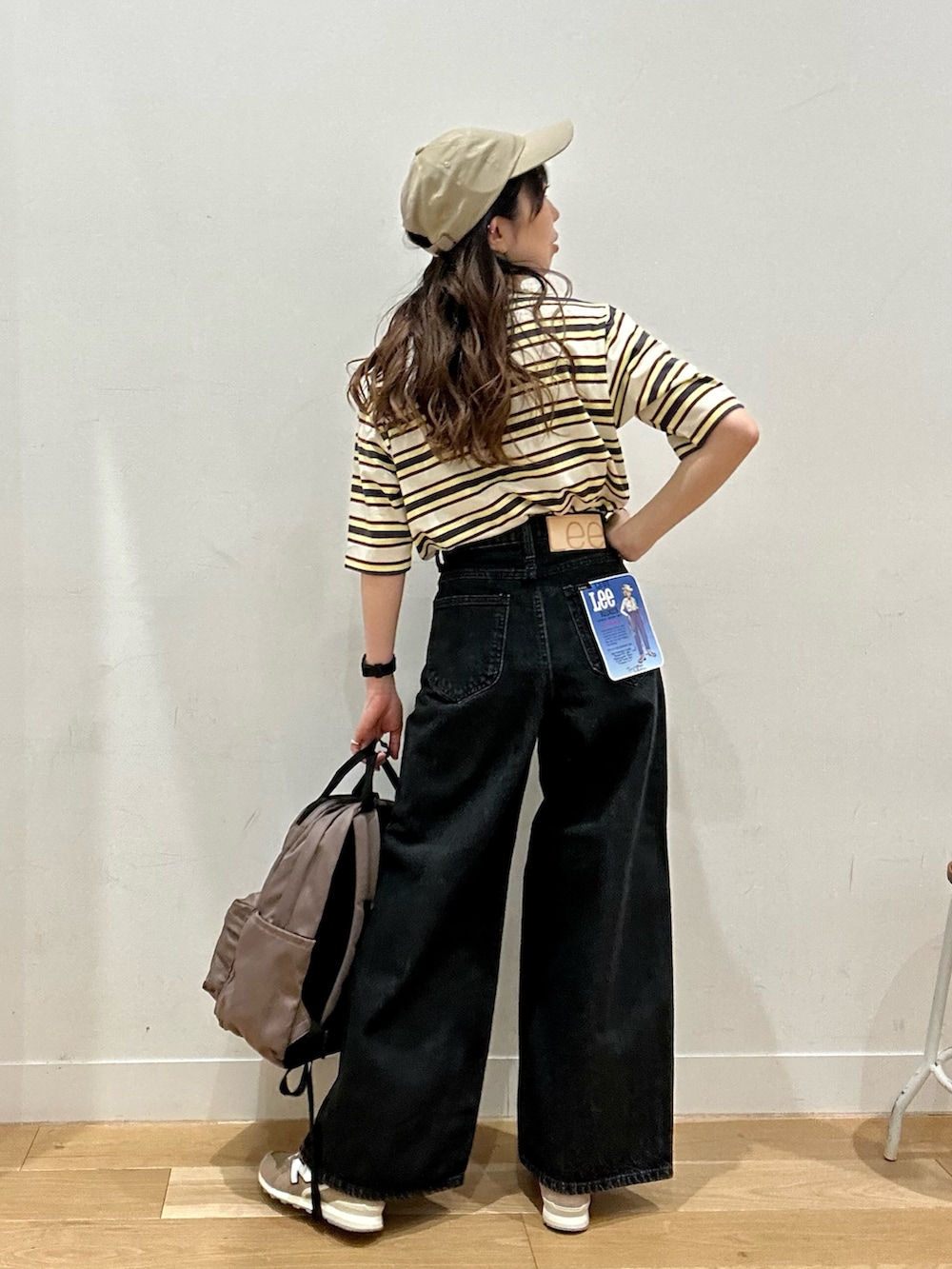 ホワイト系のTシャツ/カットソー、ブラック系のデニムパンツ、ブラウン系のバックパック/リュックを着用したレディースの夏コーディネートの3枚目の写真