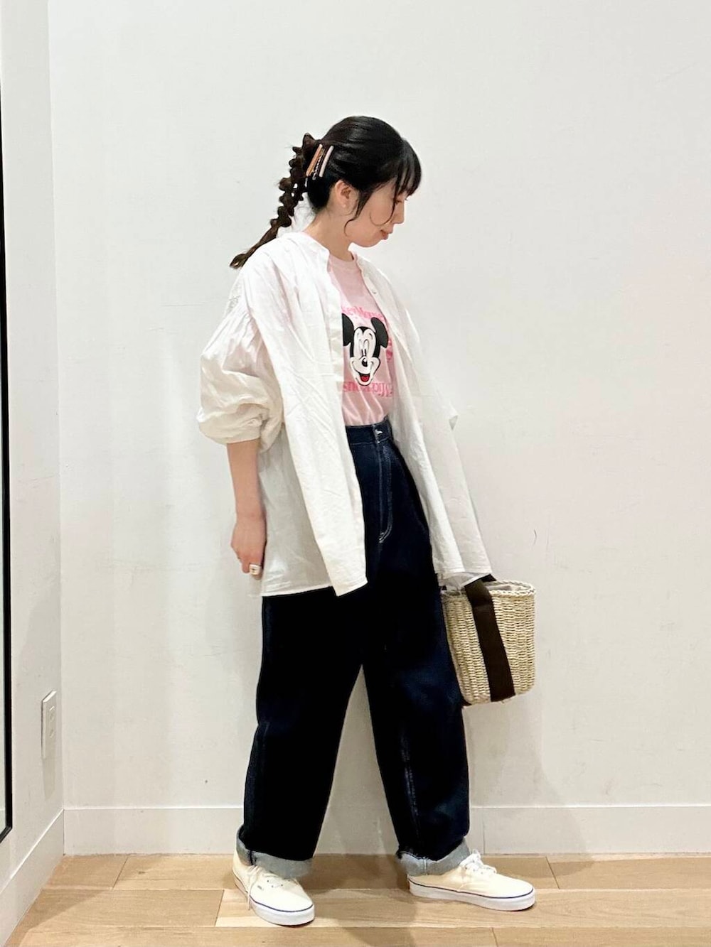 ホワイト系のハンドバッグ、ブルー系のデニムパンツ、ピンク系のTシャツ/カットソーを着用したレディースの春コーディネートの2枚目の写真