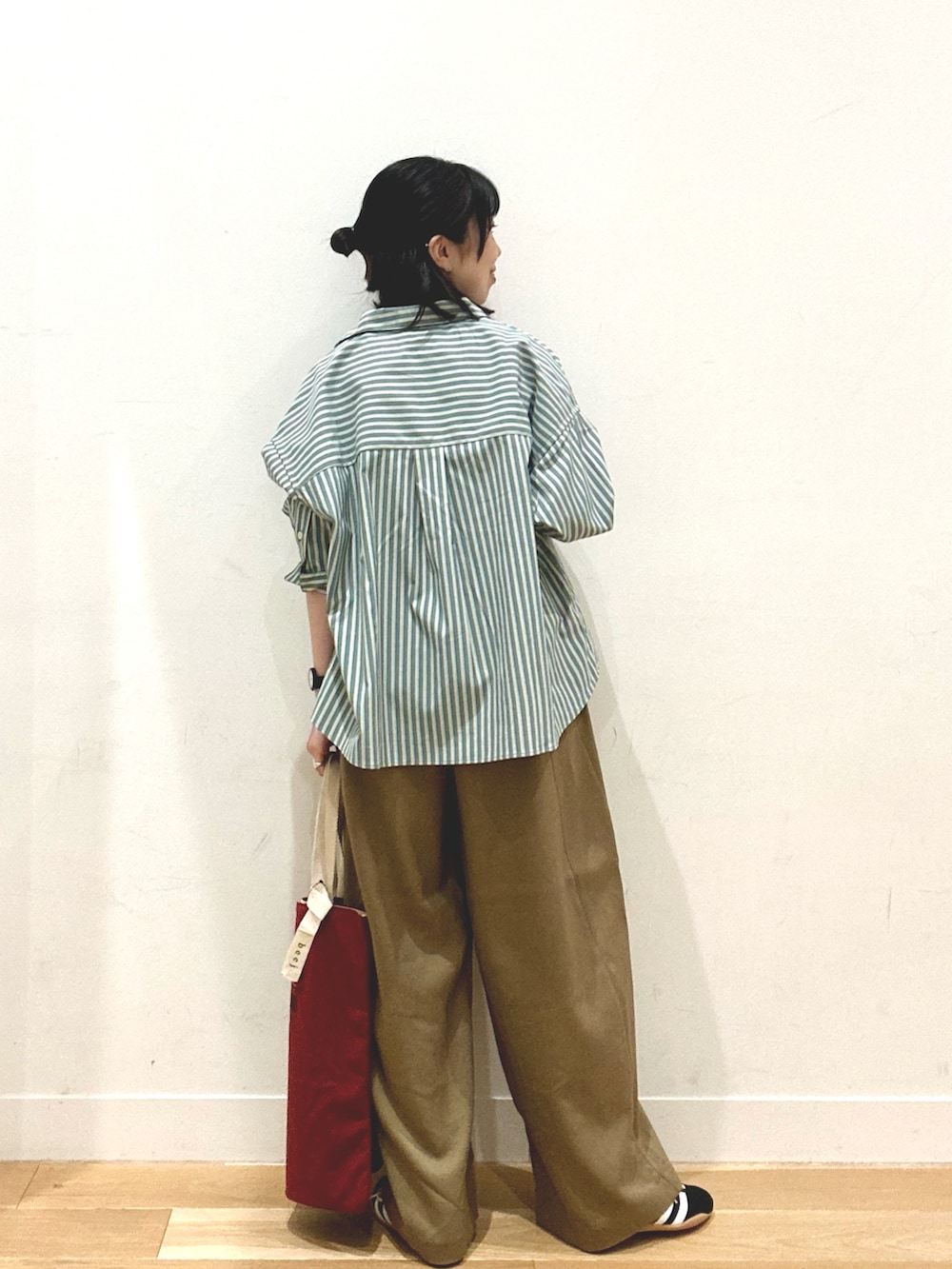 ホワイト系のTシャツ/カットソー、グリーン系のシャツ/ブラウス、イエロー系のその他パンツを着用したレディースの秋コーディネートの4枚目の写真