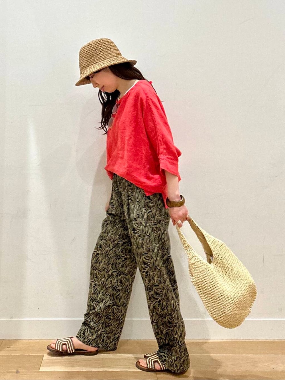 「大人カジュアル、2way、イージーパンツ、リネン、newarrival、柄パンツ、休日スタイル、doors、30代、サンダルコーデ、リラックスコーデ、ブラウスコーデ、旅行コーデ、ハットコーデ、骨格ウェーブ」｜「RODE SKOのコマ編みペーパートートバッグ（トートバッグ、ベージュ系）」を使った、kco_doorsさん（レディース・158cm）の春コーディネートの3枚目の写真