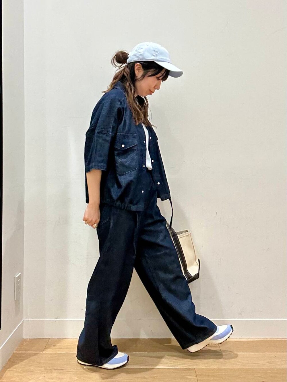 ブルー系のシャツ/ブラウス、ブルー系のデニムパンツ、ブルー系のキャップを着用したレディースの春コーディネートの2枚目の写真