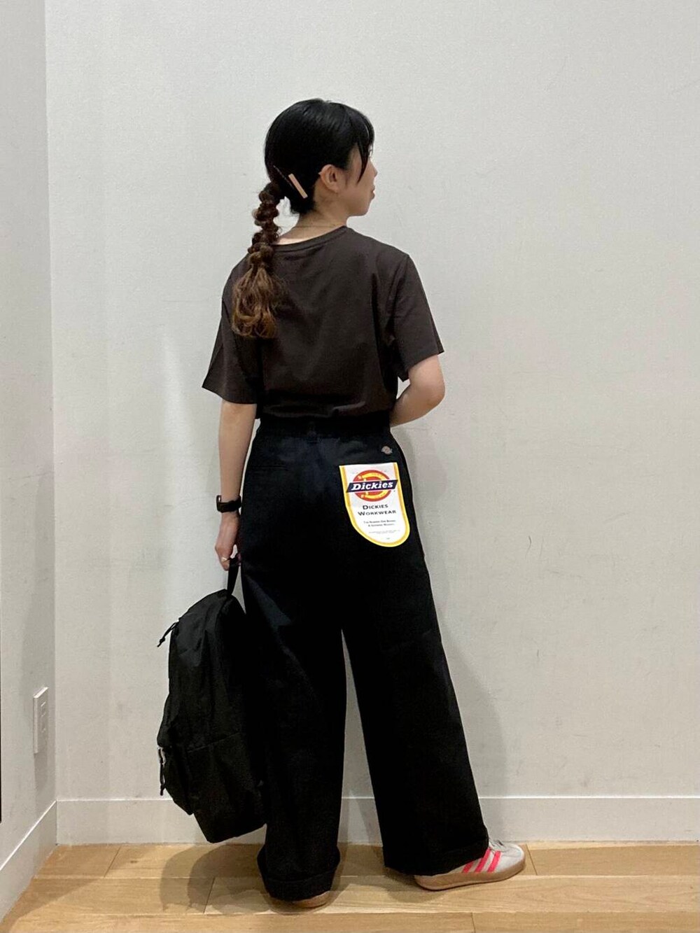 ブラック系のその他パンツ、ベージュ系のスニーカーを着用したレディースの夏コーディネートの3枚目の写真