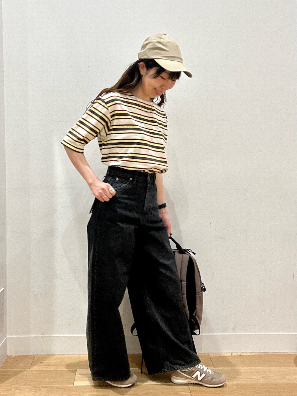 ホワイト系のTシャツ/カットソー、ブラック系のデニムパンツ、ブラウン系のバックパック/リュックを着用したレディースの夏コーディネートの4枚目の写真