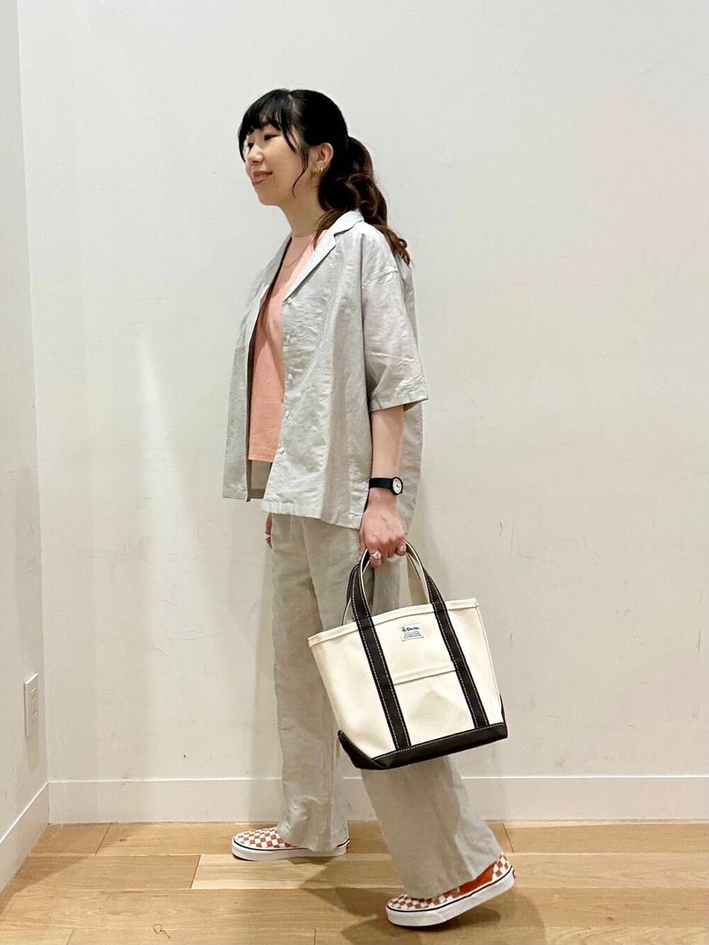 ホワイト系のシャツ/ブラウス、ホワイト系のその他パンツを着用したレディースの夏コーディネートの2枚目の写真