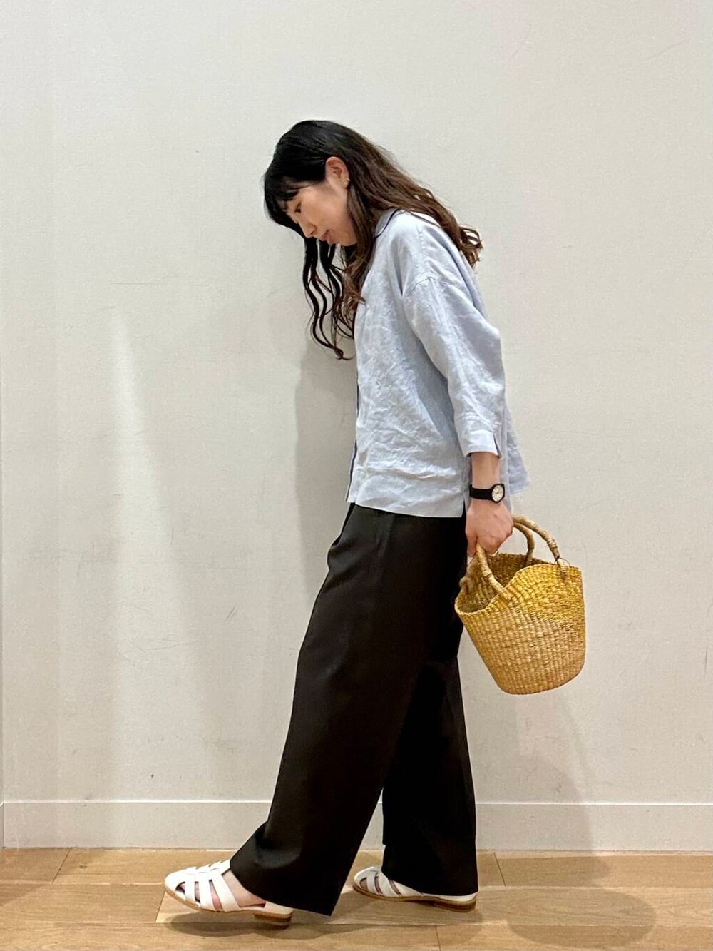 「シャツスタイル、イージーパンツ、リネン、休日スタイル、doors、30代、サンダルコーデ、リラックスコーデ、骨格ウェーブ、着回し力抜群シャツ」｜「URBAN RESEARCH DOORSのグルカサンダル（サンダル、ホワイト系）」を使った、kco_doorsさん（レディース・158cm）の夏コーディネートの4枚目の写真