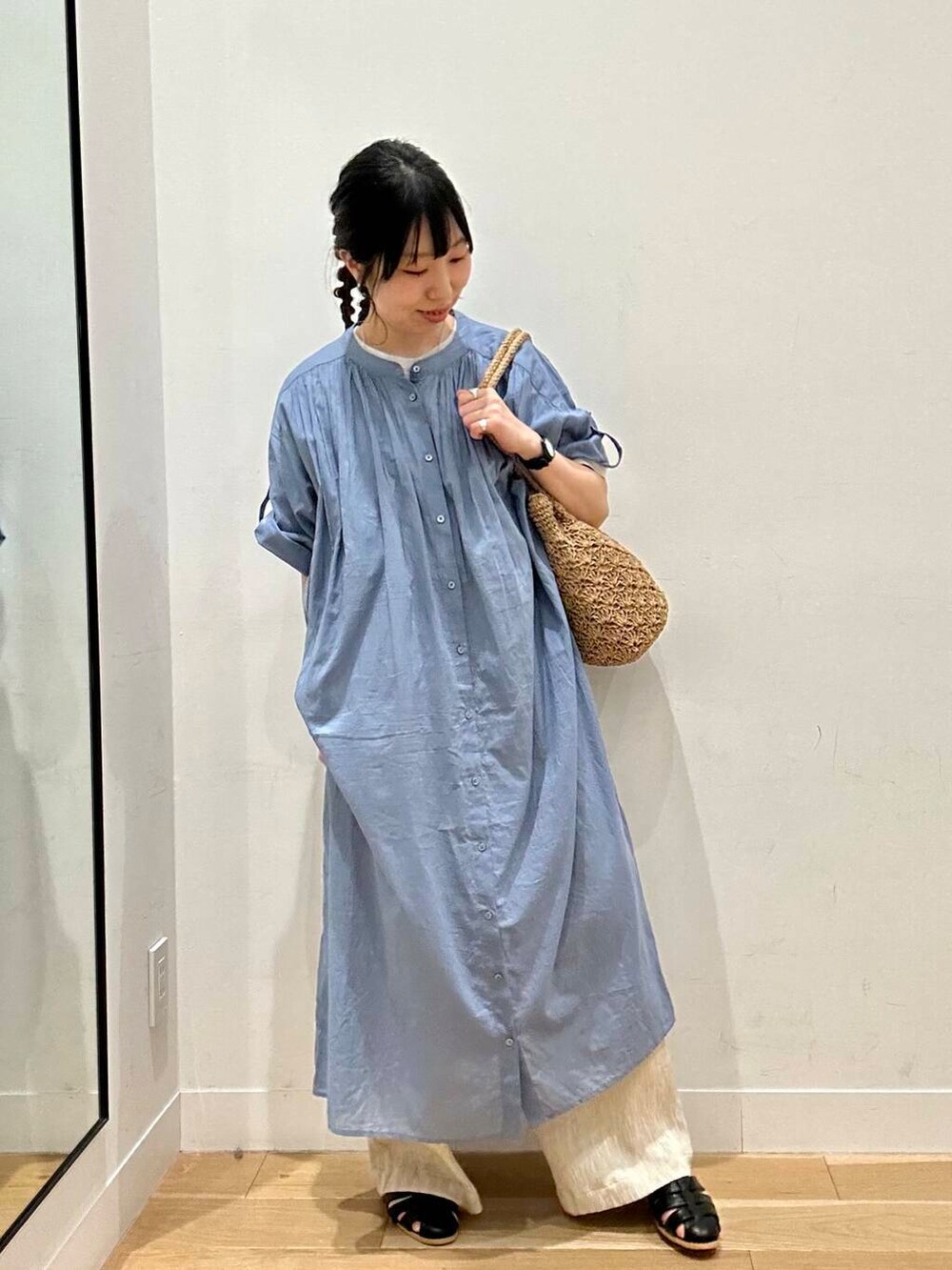 ブラック系のサンダル、ベージュ系のトートバッグ、ブルー系のワンピースを着用したレディースの春コーディネートの5枚目の写真